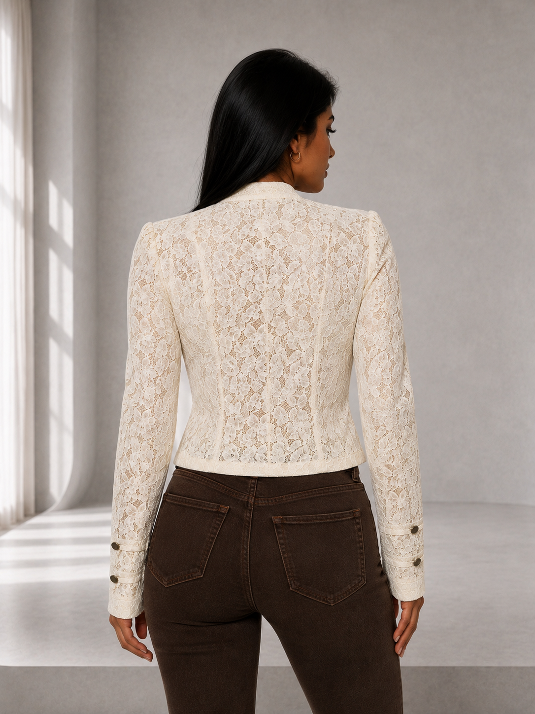 Chamarra de encaje beige para mujer - Estilo militar, botones decorativos y diseño elegante en tendencia