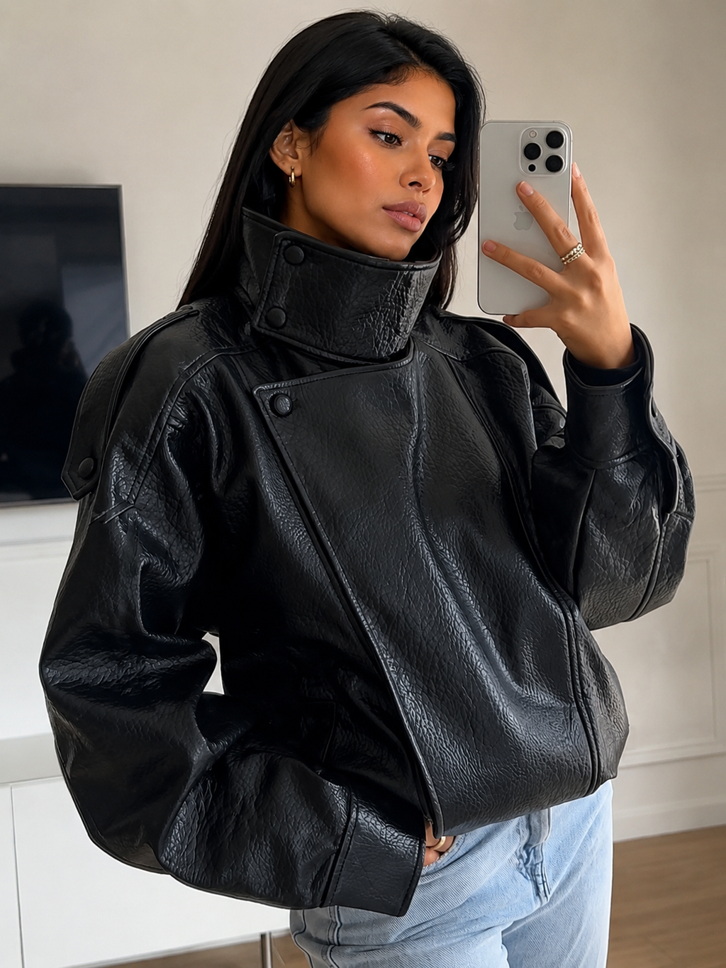 Chamarra de vinipiel para mujer - Corte oversized, cuello alto y estilo urbano en tendencia