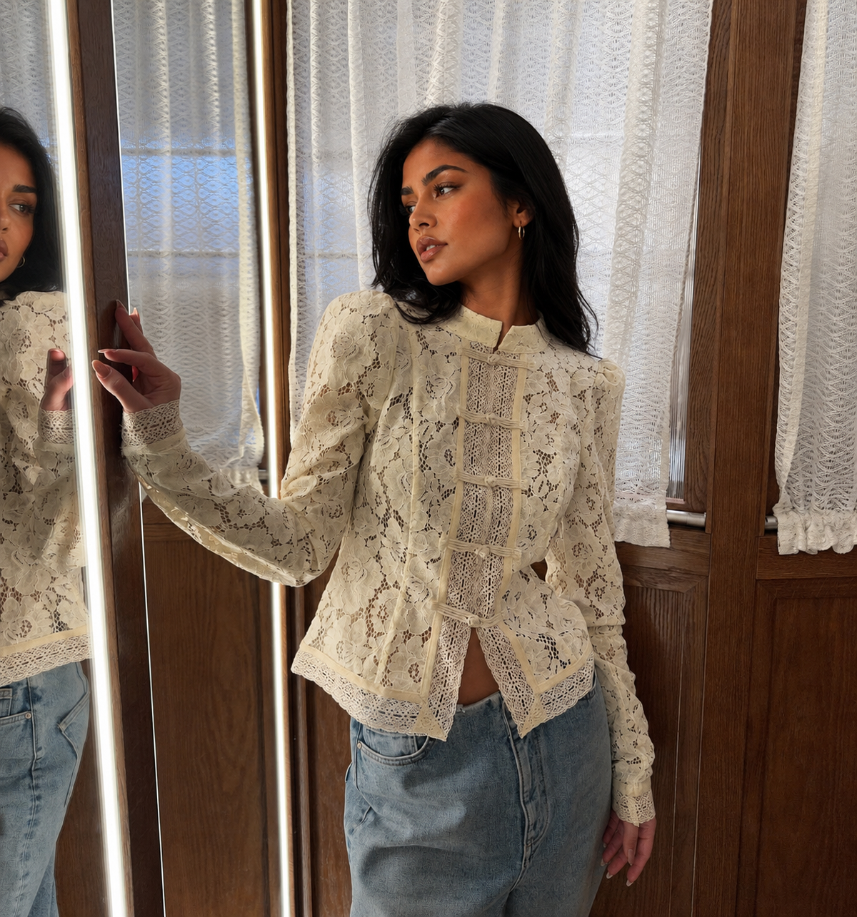 Blusa de encaje para mujer - Manga larga, cuello alto y detalles elegantes de inspiración vintage