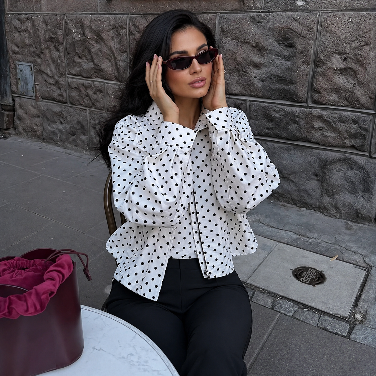 Chamarra de lunares para mujer - cuello alto, corte ligero y estilo casual en tendencia
