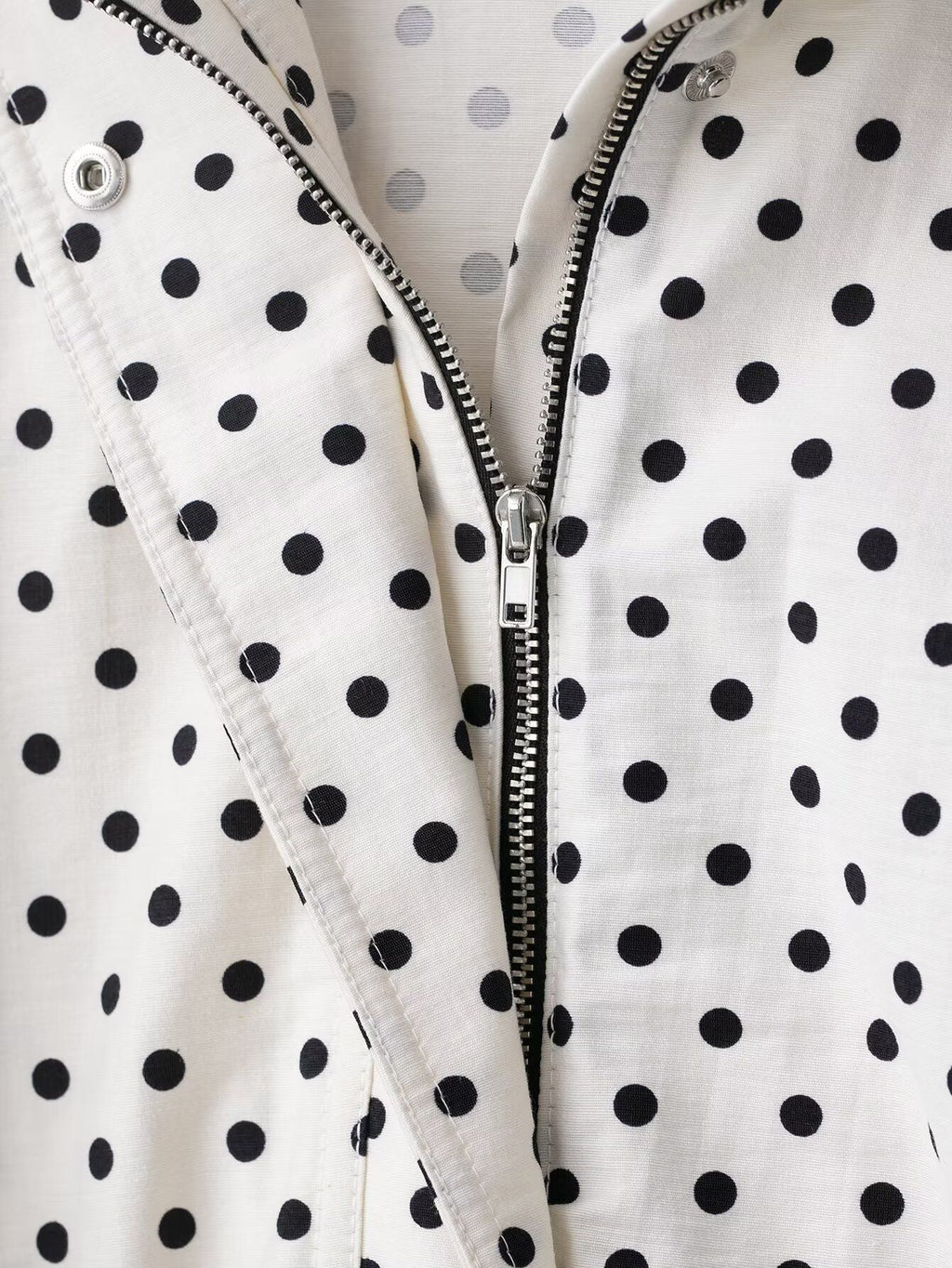 Chamarra de lunares para mujer - cuello alto, corte ligero y estilo casual en tendencia